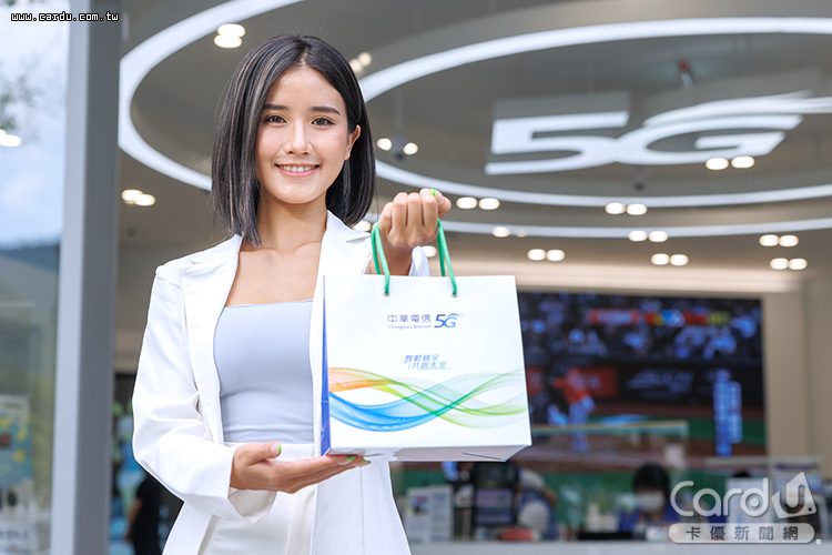 父親節優惠延續至8月底,申辦指定資費即可帶走健康手錶(圖/中華電信 提供)