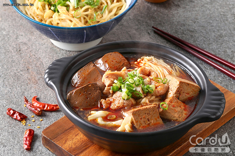 全新餐點「鴨血豆腐煲」開賣,帶來整口味蕾的刺激體驗(圖/巧福PLUS 提供)