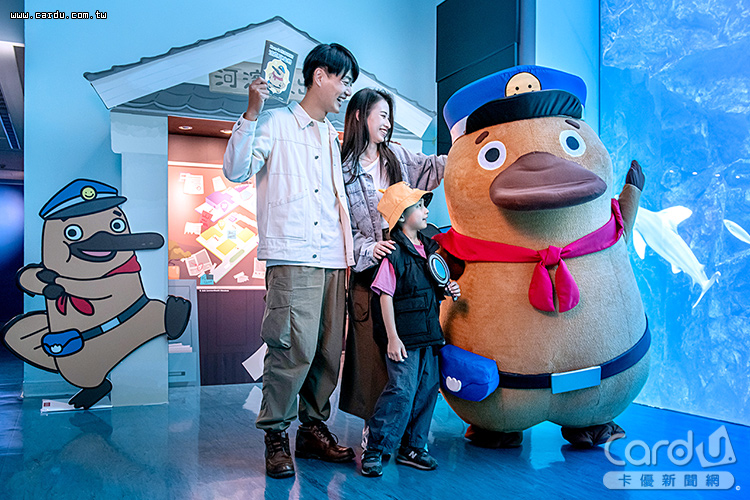達克比辦案邀請大小偵探動動腦,一起破解水族館的神秘案件(圖/Xpark 提供)