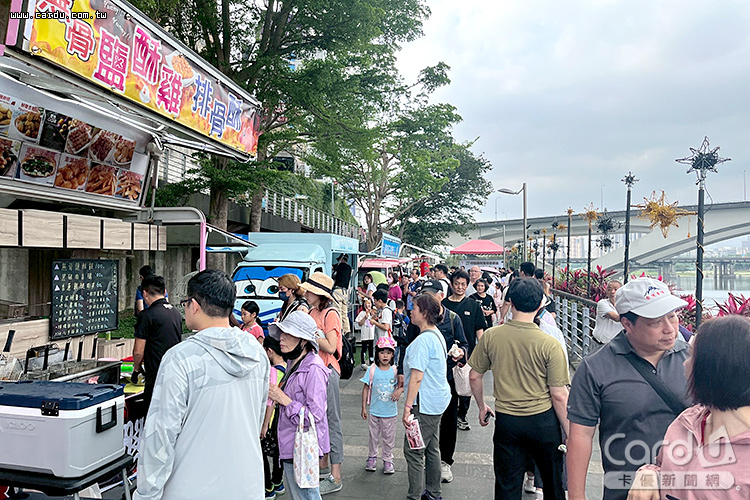 碧潭吊橋東西岸推出假日行動餐車市集,讓民眾品味美味(圖/新北市政府 提供)