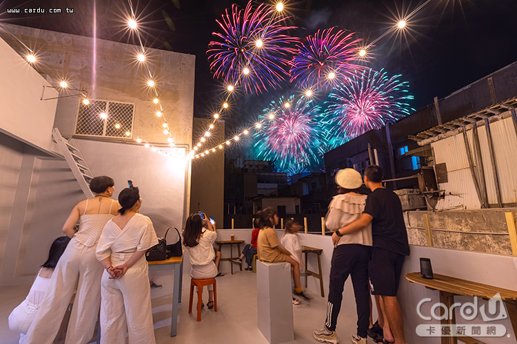 追花火不用人擠人,澎湖5間旅宿不用出門就能賞煙火(圖/Booking.com 提供)