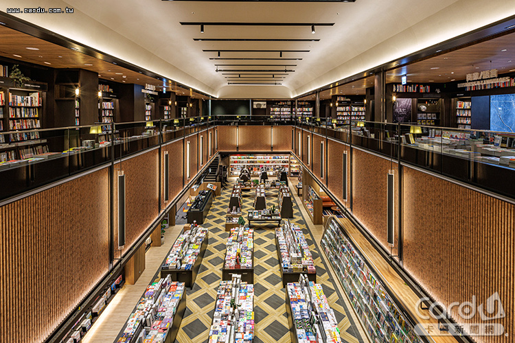 貫穿3~4樓的挑高10米雙層書店藏書豐富,美術和建築書目多元(圖/誠品 提供)