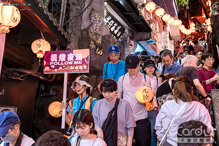 九份紅燈籠祭結合主題燈區與百人提燈夜遊吸引民眾參與(圖/新北市政府 提供)