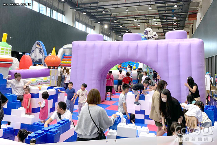 星際探險闖關氣墊主題樂園超好玩,讓孩子們玩到不想回家(圖/新光三越 提供)