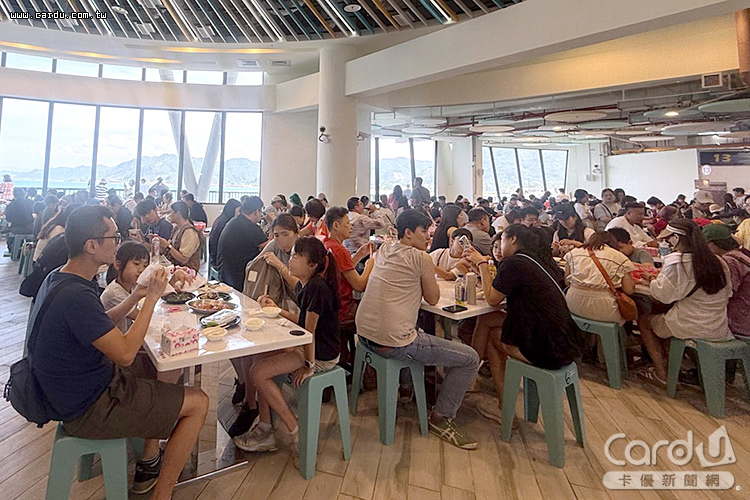 二樓設12間熟食攤提供道地料理,還能遠眺基隆嶼海景(圖/新北市政府 提供)
