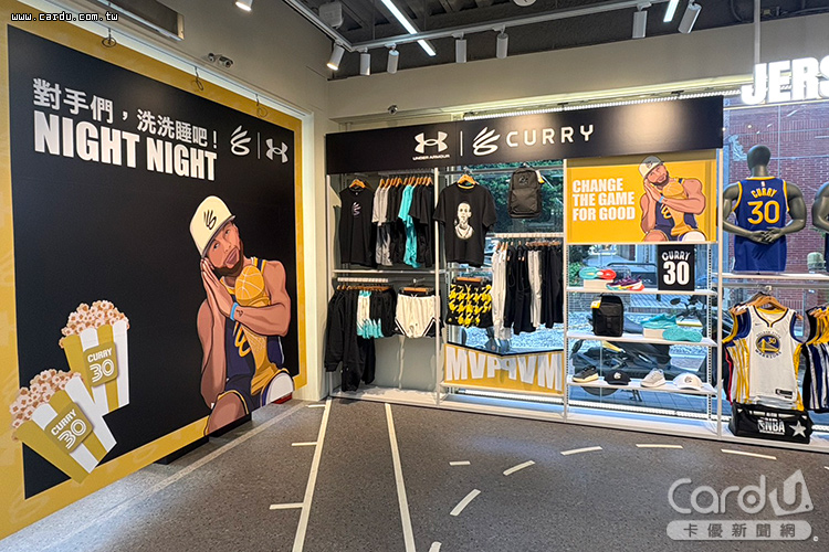 店裝換上Curry Brand新視覺成為打卡點,並祭出優惠及限量好禮(圖/UA 提供)