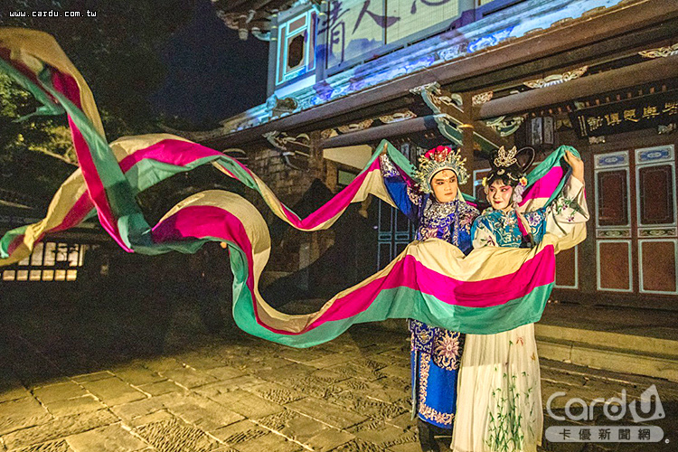 當代傳奇劇場與光雕秀共演,讓光影與身姿交織營造唯美(圖/新北市政府 提供)