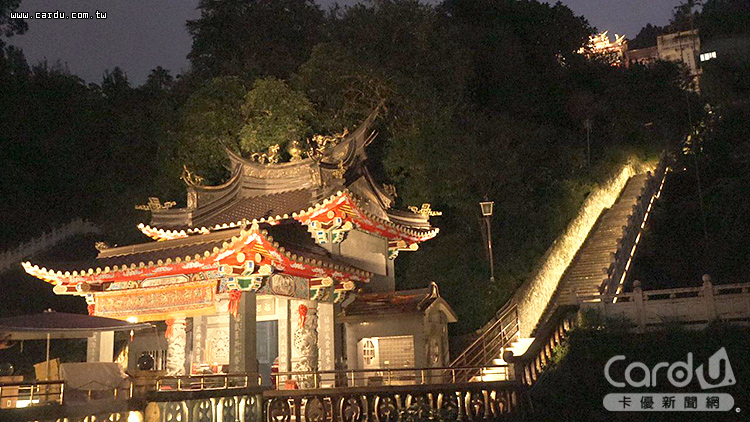 竹柏參道沿路柔美光影伴隨,登高即可欣賞台北美麗夜景(圖/台北市政府 提供)