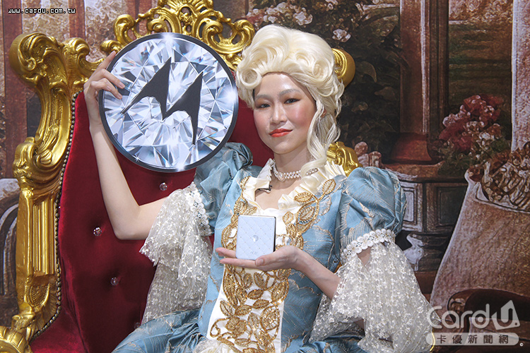 施華洛世奇聯名的限定版手機以手工鑲嵌水晶,顯得貴氣逼人(圖/卡優新聞網)