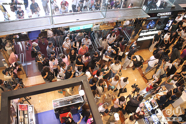 開門時間一到,立刻湧入大批人潮,店外還有不少民眾等著入場(圖/卡優新聞網)