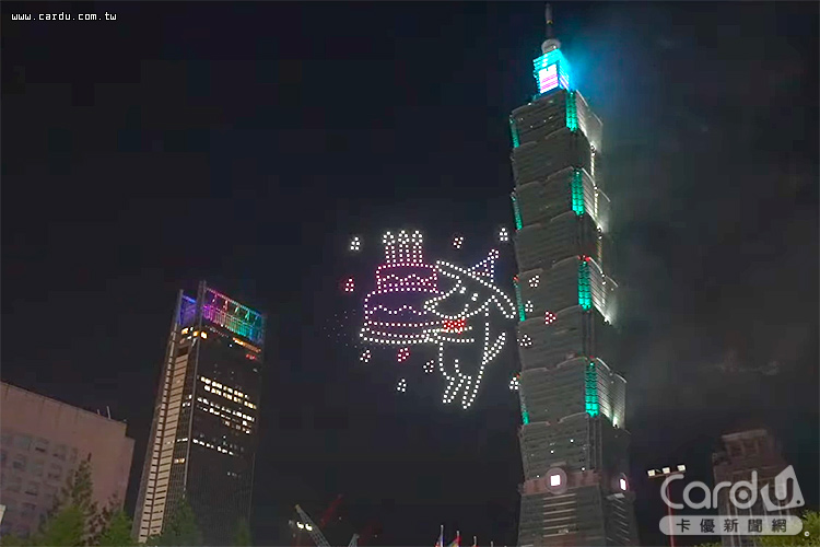 Richart手捧生日蛋糕慶祝國慶,獲得全場觀眾們的熱烈歡呼(圖/台北101 提供)