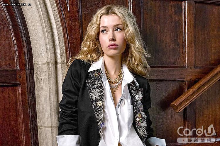 alice+olivia鉚釘墜飾西裝外套,打造既酷又炫的搞怪時尚(圖/微風百貨 提供)