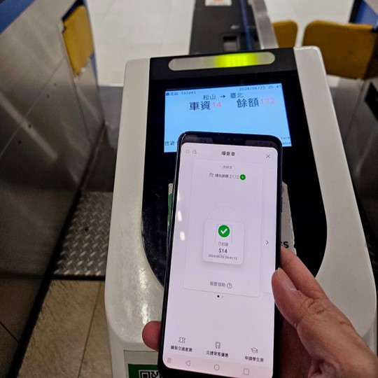 悠遊付手機「嗶乘車」感應閘門即可進出站，還可線上購買TPASS定期票。