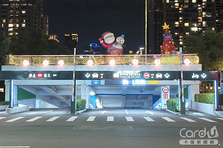 耶誕佳節將至,各停車場布置主題燈飾,點亮城市幸福感(圖/台中市政府 提供)