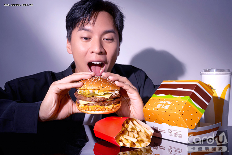霸牛堡重磅登場,4盎司安格斯牛肉加3片白切達吉事份量超大(圖/麥當勞 提供)