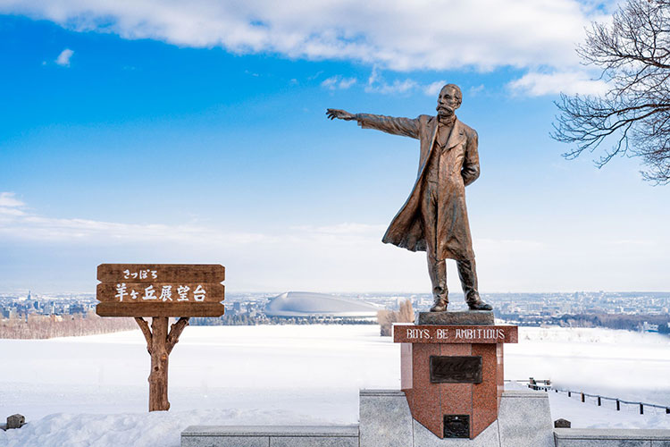 與克拉克博士像同框、體驗北海道冬季魅力。(圖/一般社團法人札幌觀光協會提供) 與克拉克博士像同框、體驗北海道冬季魅力。