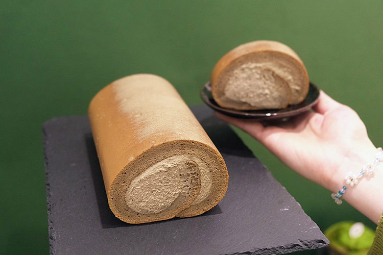 極濃宇治焙茶生乳捲。