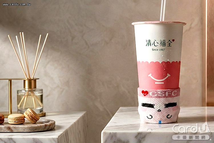 愚人節贈拉拉褲款杯套,像替飲料穿一件可愛的「小褲褲」(圖/清心福全 提供)