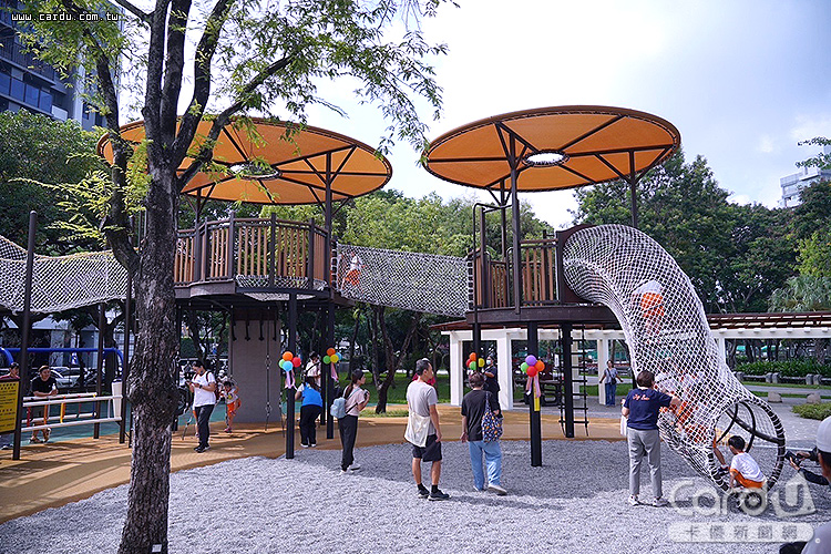北屯區兒童公園設有遮陽設施,小朋友開心體驗特色遊具(圖/台中市政府 提供)