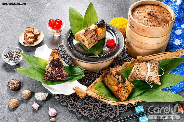 主打每顆重達210公克的肉粽,搭配海鮮粽、蔬食粽禮盒組(圖/桃禧飯店 提供)