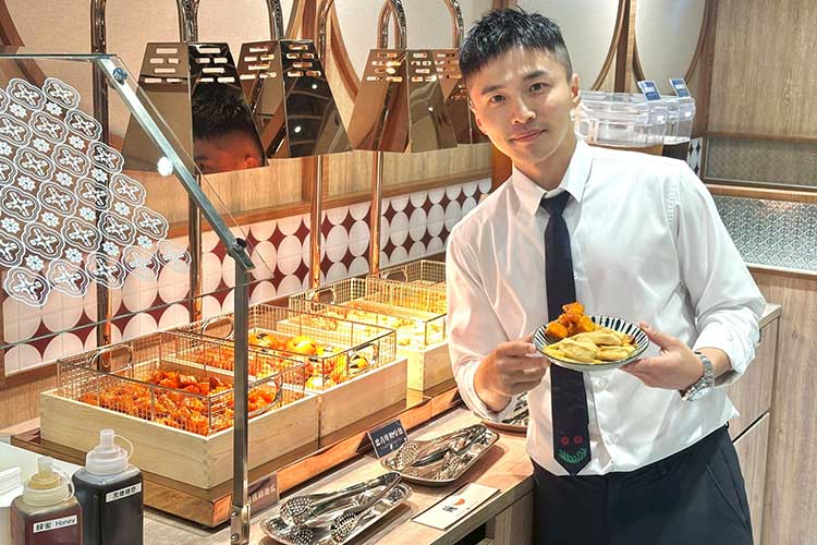 選購任一眷村經典套餐，即可享用全新打造的「台式風味自助吧」。