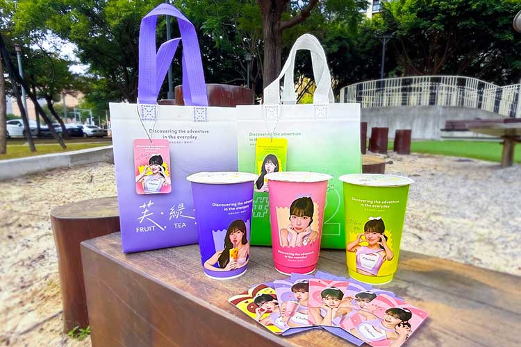 日出茶太推出李多慧杯款、簽名小卡、限量隱藏版小卡及專屬周邊。