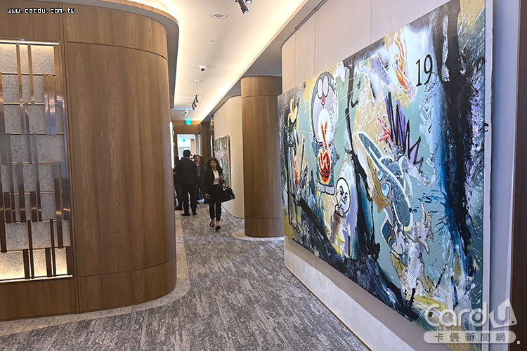 亞灣分行內特地設置藝廊展區,融合科技創新、美學、藝術氛圍(圖/卡優新聞網)