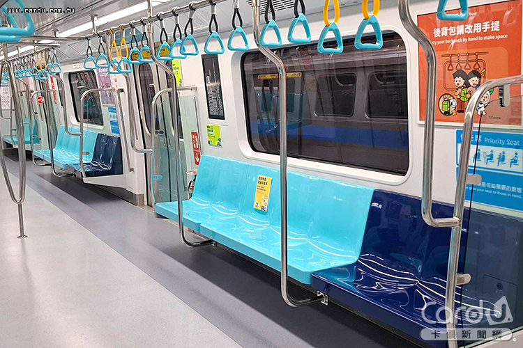 新列車採用一字型座椅,座椅前增設扶手,讓搭乘更便利(圖/台北市政府 提供)