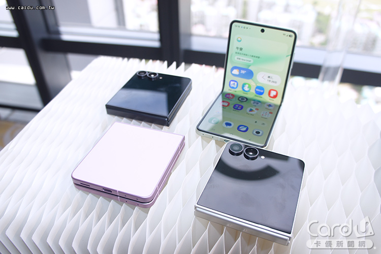「Z Flip8」機身小巧,不用翻開手機就能在封面螢幕上瀏覽資訊(圖/卡優新聞網)