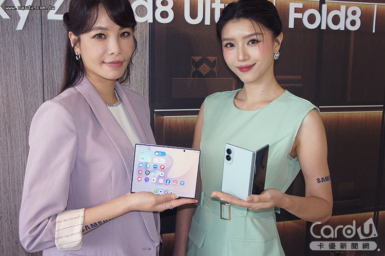 「Z Fold8」封面螢幕展開後畫面寬闊,使用時猶如閱讀電子書(圖/卡優新聞網)