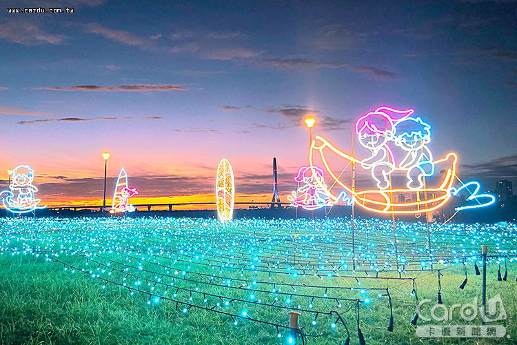 光雕藝術展以「海岸、星光、浪花」為主題打造浪漫夜景(圖/新北市政府 提供)