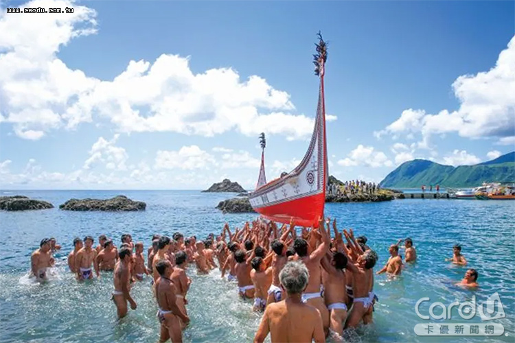 達悟族飛魚祭神聖的拼板舟下水典禮,展現與海洋共存的智慧(圖/交通部 提供)