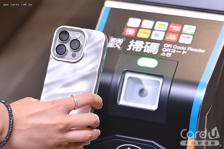以電子支付乘車碼通過閘門時須先QR Code熟悉與鏡頭的距離(圖/卡優新聞網)