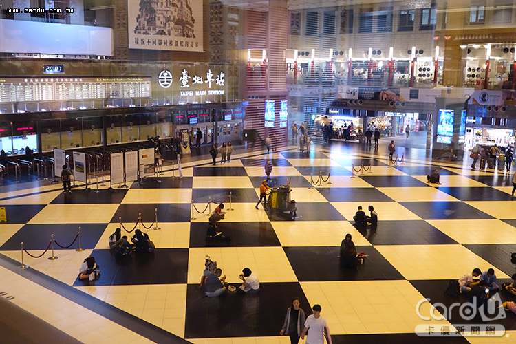 台北車站黑白棋盤大廳常聚集許多旅客,將重新規畫而走入歷史(圖/卡優新聞網)