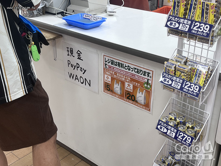▲ITO GOFUKU平價服飾與生活雜貨商店,只能用現金與「PayPay」付款(掃碼付)