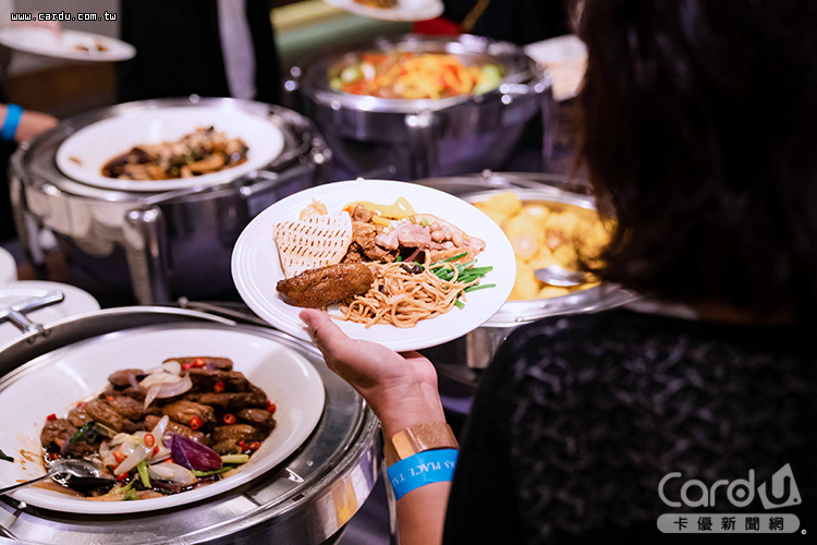中秋燒烤晚宴享受坐在池畔大啖美食、欣賞月色的美好時光(圖/台南晶英 提供)