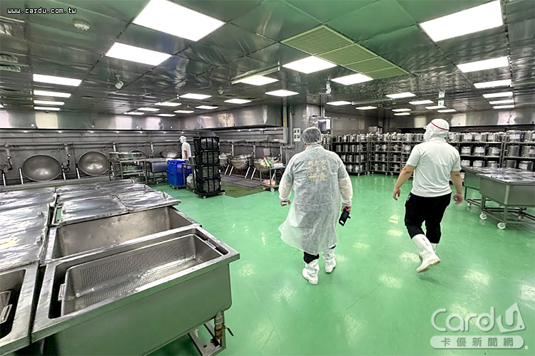 暑假期間完成14家學校午餐團膳業者查核,檢視油品來源(圖/新北市政府 提供)
