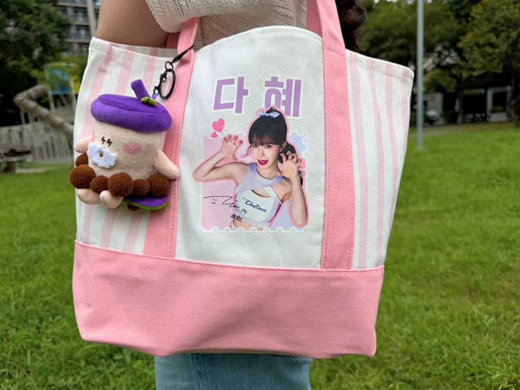 日出茶太門市單筆消費滿額贈李多慧限量帆布托特包一個。(圖/六角國際提供)