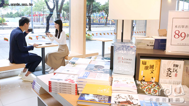 引進「博客來」首家實體書店(圖/7-ELEVEN 提供)